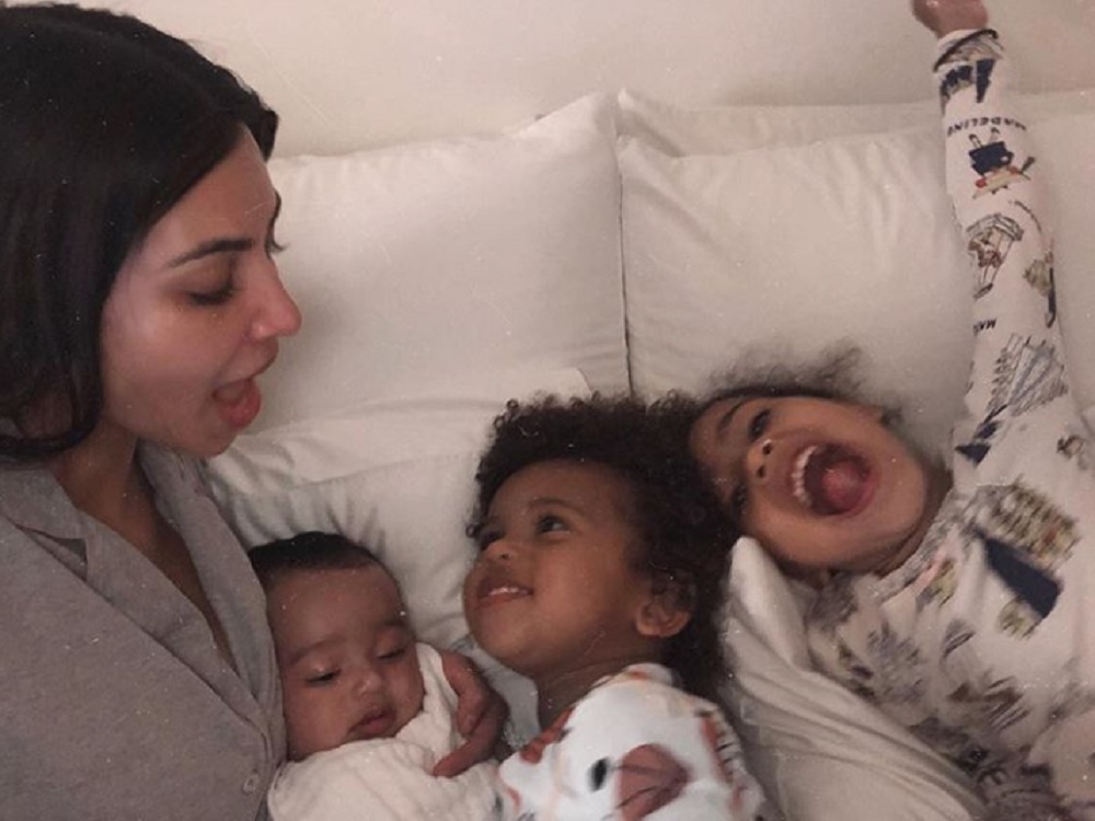 第3子ノースちゃん、兄姉と一緒に（画像は『Kim Kardashian West　2018年6月9日付Instagram「Welcome to the good life...」』のスクリーンショット）