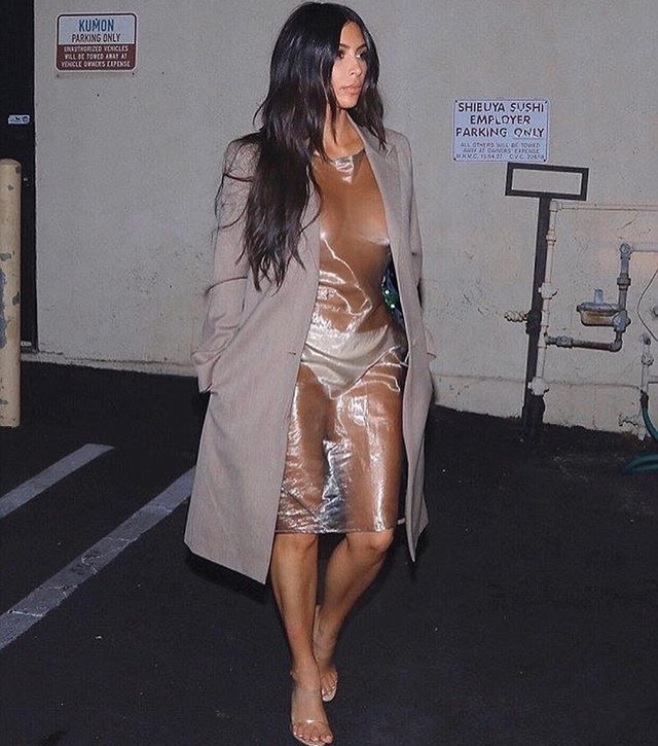 キムの足もとにもご注目！（画像は『Kim Kardashian West　2018年6月3日付Instagram』のスクリーンショット）