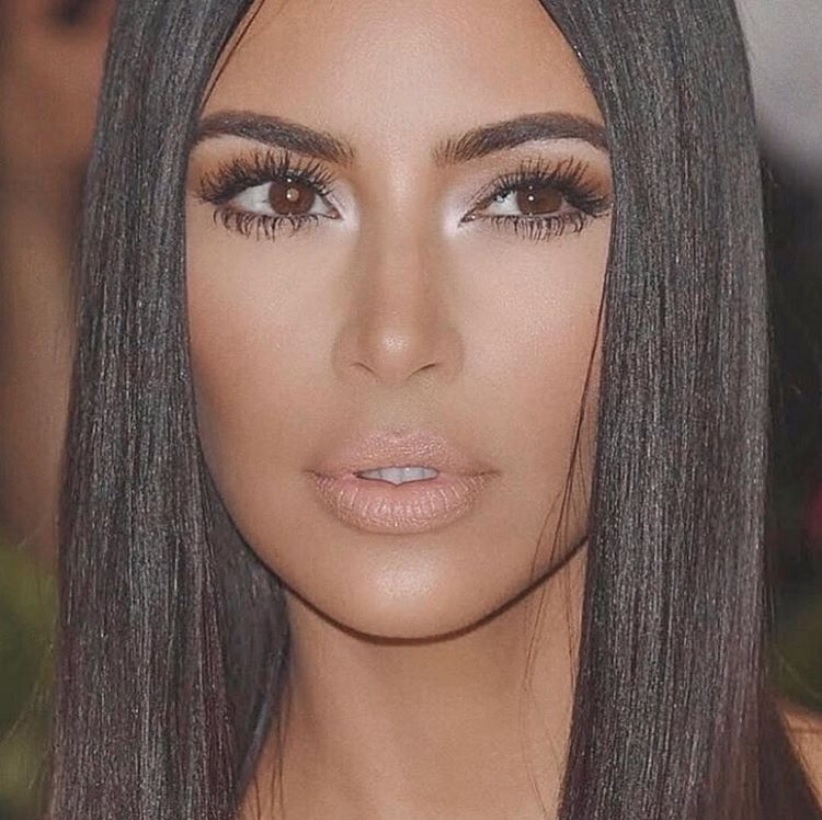 キム、やっぱりスマホは手放せない？（画像は『Kim Kardashian West　2018年5月4日付Instagram「Last year’s Met Glam...Can’t wait for this year!」』のスクリーンショット）