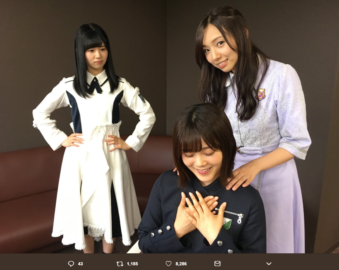 尾関梨香（欅坂46）の肩を揉む新内眞衣（乃木坂46）と見守る松田好花（けやき坂46）（画像は『乃木坂46　2018年6月15日付Twitter「坂道合同オーディションCP！」』のスクリーンショット）