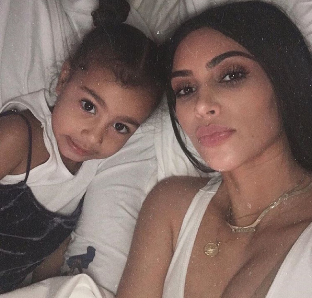 まもなく5歳になるノースちゃんとキム（画像は『Kim Kardashian West　2018年5月26日付Instagram「My bestie」』のスクリーンショット）