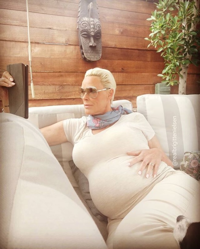 ブリジット・ニールセン、超高齢出産へ（画像は『Brigitte Nielsen　2018年5月31日付Instagram「happy time  positive vibes ＃happyness ＃positivevibes」』のスクリーンショット）