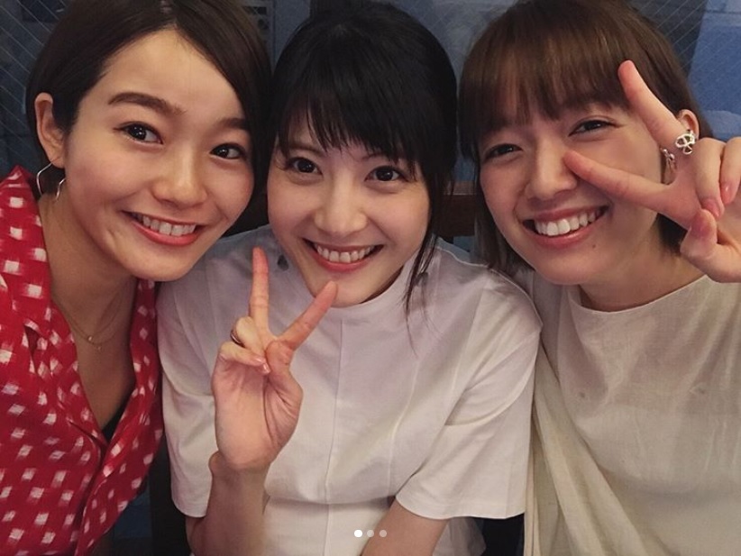 猪鼻ちひろ、佐藤ありさ、佐藤栞里（画像は『佐藤栞里　2018年6月8日付Instagram「おかえり お姉ちゃんが帰ってきた！」』のスクリーンショット）