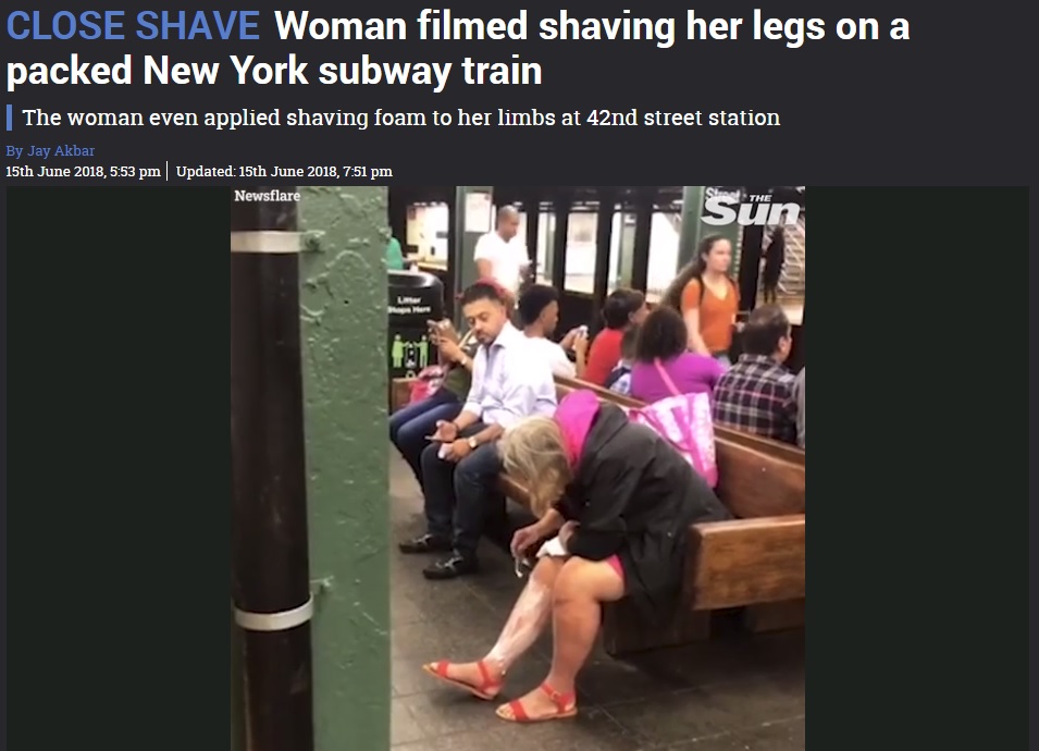 駅ホームで女性の行為に唖然（画像は『The Sun　2018年6月15日付「CLOSE SHAVE Woman filmed shaving her legs on a packed New York subway train」』のスクリーンショット）