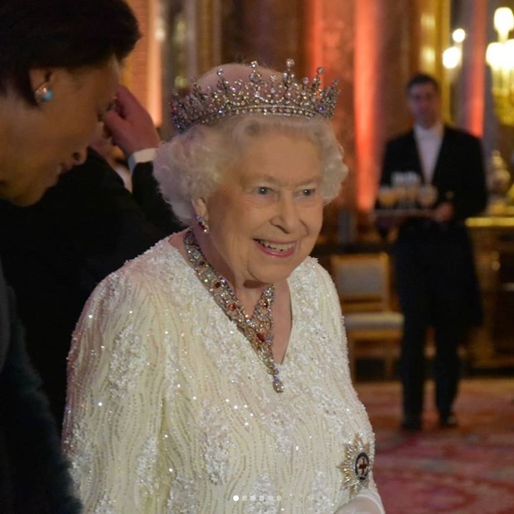 メーガン妃との同行が決まったエリザベス女王（画像は『The Royal Family　2018年4月20日付Instagram「This evening at Buckingham Palace, The Queen hosted a dinner for representatives and Heads of Government to celebrate the Commonwealth during ＃CHOGM2018 week.」』のスクリーンショット）