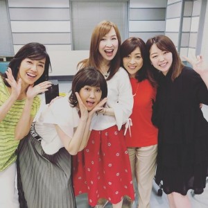 【エンタがビタミン♪】早見優『UTAGE！』リハのオフショット公開　峯岸みなみが80年代アイドルの中に