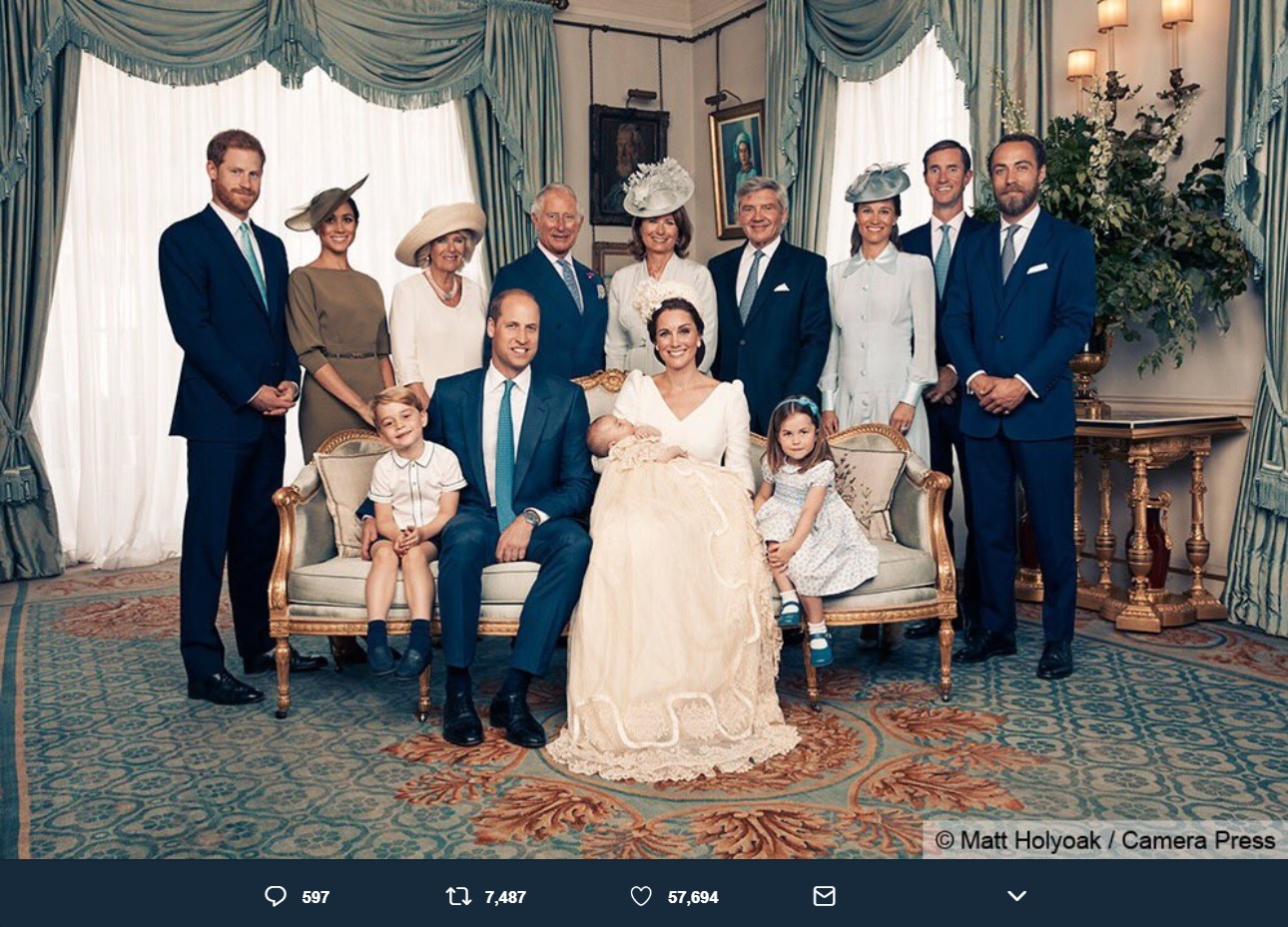 ルイ王子の洗礼式で撮影された集合写真（画像は『Kensington Palace　2018年7月15日付Twitter「The Duke and Duchess of Cambridge have released four official photographs to mark the christening of Prince Louis on Monday 9th July.」』のスクリーンショット）