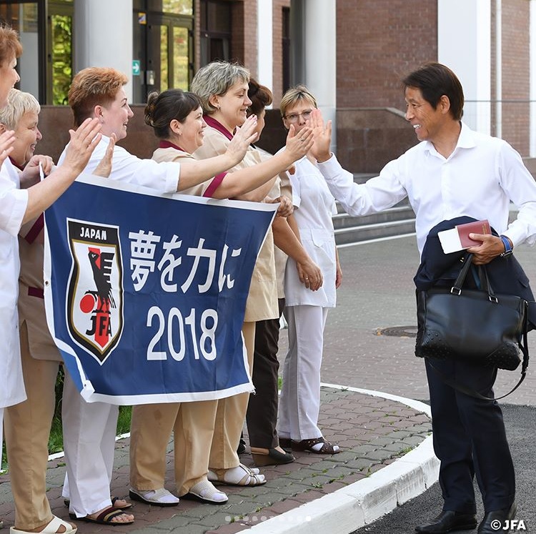 西野監督、ベルギー戦の開催地へ（画像は『日本サッカー協会（JFA）　2018年7月1日付Instagram「2018 FIFAワールドカップロシア ベスト8進出をかけたベルギー戦を2日後に控え＃SAMURAIBLUE（日本代表）は6月30日（土）、ベースキャンプのカザンで午前に練習を行い、午後には試合開催地のロストフ・ナ・ドヌへ向けて移動し、現地に入りました。」』のスクリーンショット）