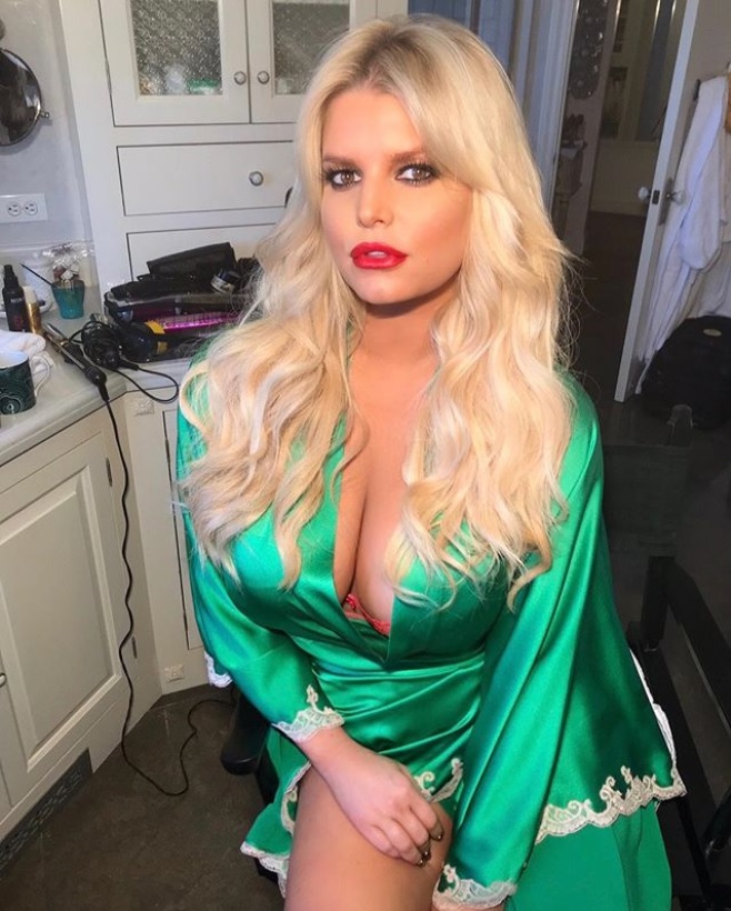 ジェシカ、激太りを乗り越えセクシーな妻に（画像は『Jessica Simpson　2017年12月9日付Instagram「Green with Envy ＠giannandreahair ＠joycebonelli」』のスクリーンショット）