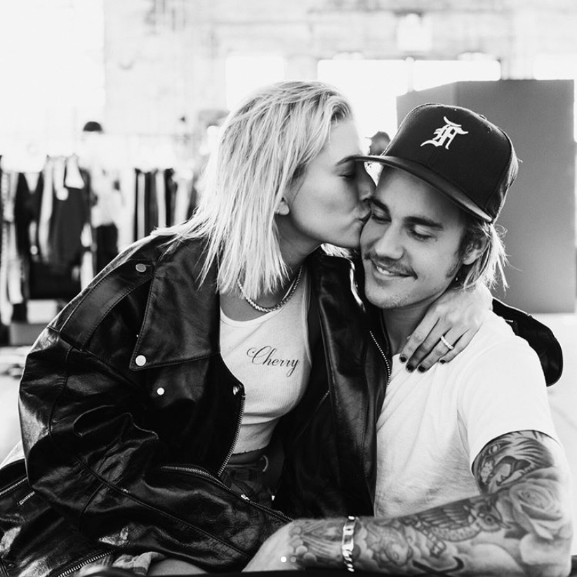 幸せの絶頂にいるヘイリー＆ジャスティン（画像は『Justin Bieber　2018年7月10日付Instagram「Was gonna wait a while to say anything but word travels fast, listen plain and simple Hailey I am soooo in love with everything about you!」』のスクリーンショット）