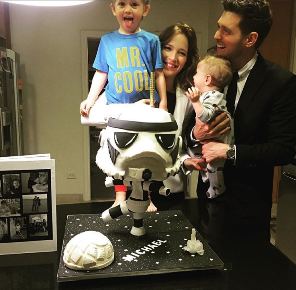 マイケル、良いニュースも発表（画像は『Michael Bublé　2016年9月10日付Instagram「Celebrating this birthday with my favorite people!!　Memories are made of this. ＃family ＃41 ＃starwars」』のスクリーンショット）