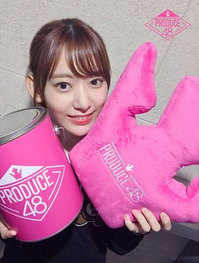 『PRODUCE 48』公式グッズを手にする宮脇咲良（画像は『Mnet OFFICIAL　2018年7月18日付Instagram「宮脇咲良（HKT48）国プの庭園2段階認証！」』のスクリーンショット）