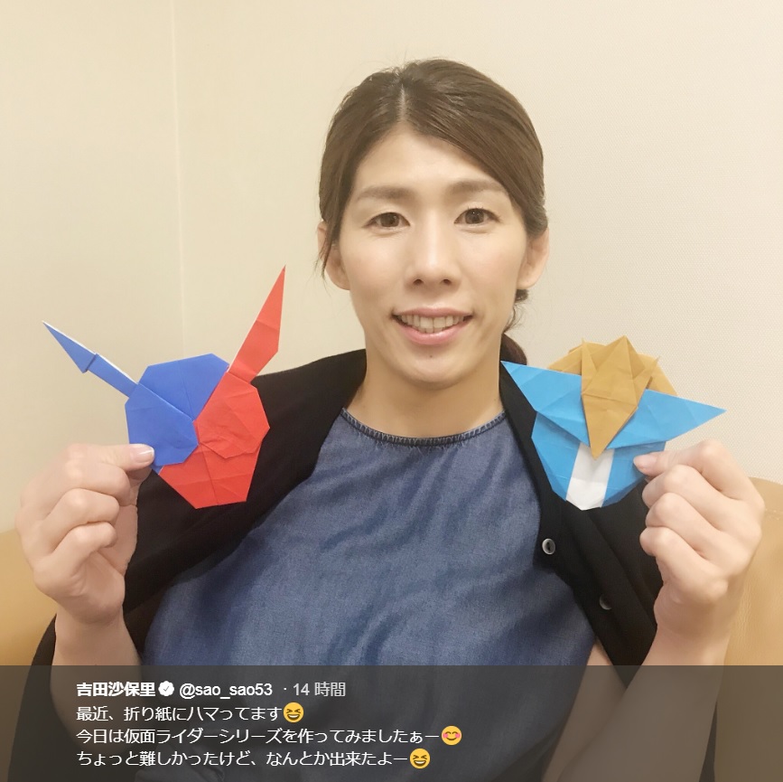 折り紙にハマる吉田沙保里（画像は『吉田沙保里　2018年7月3日付Twitter「最近、折り紙にハマってます」』のスクリーンショット）