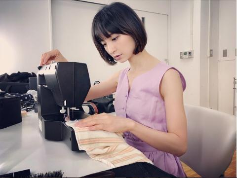 ミシンを使う篠田麻里子（画像は『shinodamariko　2018年7月20日付Instagram「久々のミシン」』のスクリーンショット）