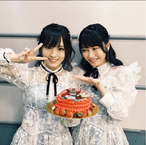 山本彩の誕生日を祝う横山由依（画像は『横山由依　2018年7月14日付Instagram「さやかちゃん お誕生日おめでとう 大すきー！」』のスクリーンショット）