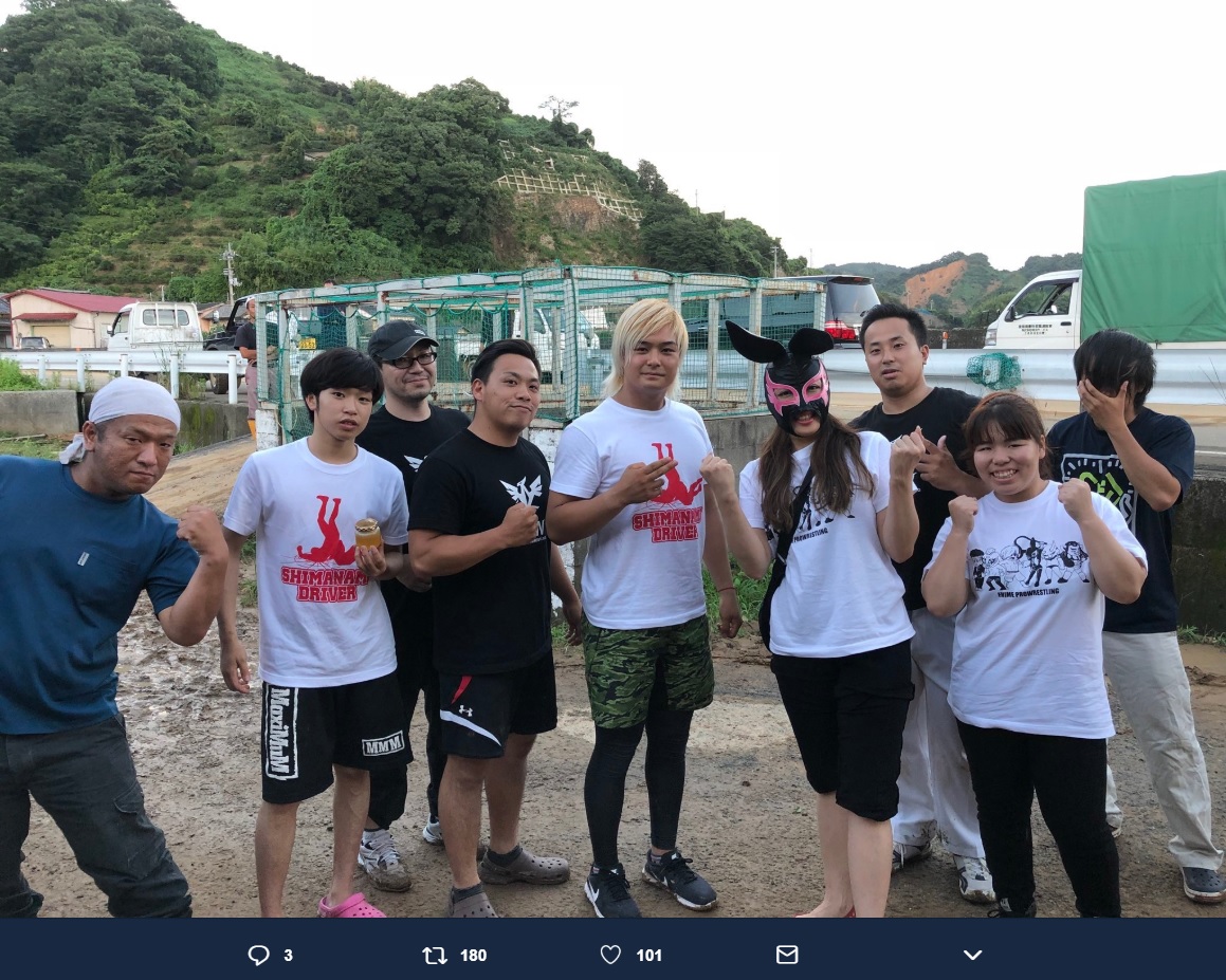 愛媛プロレスとボランティアの皆さん（画像は『バンビーノ石山　2018年7月10日付Twitter「『超拡散希望』愛媛プロレスさんと★水だけを届けるルート作りました★」』のスクリーンショット）