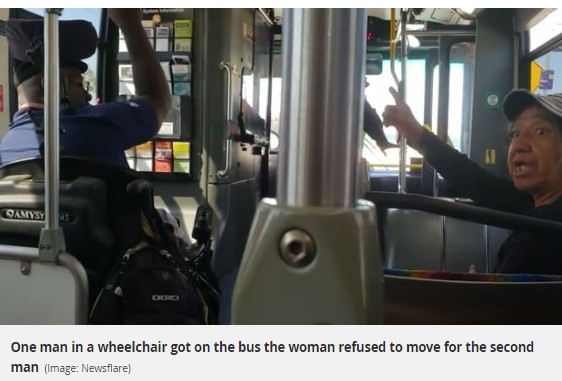 車イスの男性に席を譲ろうとしない女性（画像は『Mirror　2018年8月22日付「Woman refuses to give up seat to man in wheelchair on LA bus so he has to wait for next one in ‘burning’ heat」（Image: Newsflare）』のスクリーンショット）
