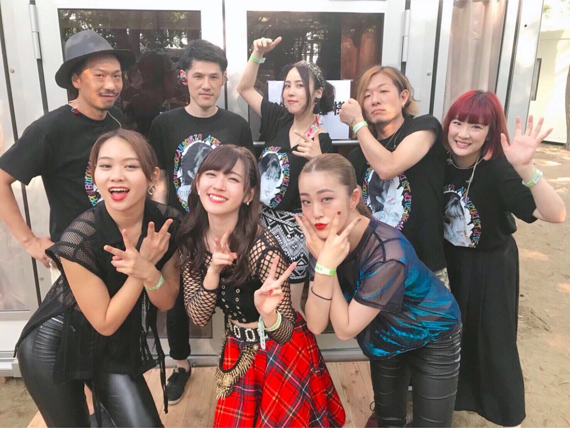鈴木愛理とチームメンバー（画像は『鈴木愛理　2018年8月4日付Instagram「『ROCK IN JAPAN FES. 2018』ありがとうございましたぁぁ」』のスクリーンショット）