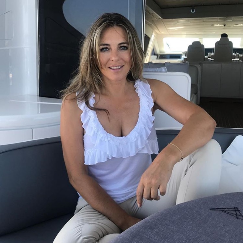 自慢のボディを披露したエリザベス（画像は『Elizabeth Hurley　2018年7月26日付Instagram「Majorca」』のスクリーンショット）