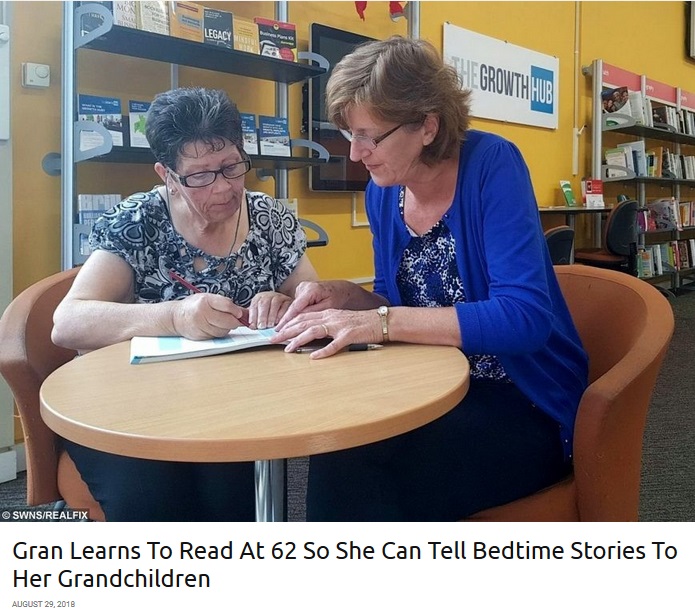 61歳で読み書きを学ぶ女性（左）（画像は『real fix　2018年8月29日付「Gran Learns To Read At 62 So She Can Tell Bedtime Stories To Her Grandchildren」（SWNS/REALFIX）』のスクリーンショット）