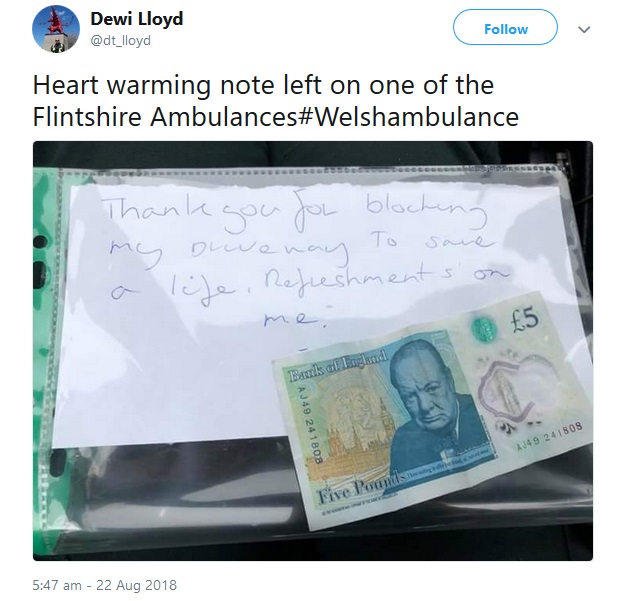 救急車の窓ガラスに5ポンド札とメモが（画像は『Dewi Lloyd　2018年8月22日付Twitter「Heart warming note left on one of the Flintshire Ambulances」』のスクリーンショット）