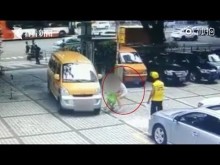 【海外発！Breaking News】走行中の車に我が子を突き飛ばす“当たり屋”の母親（中国）＜動画あり＞