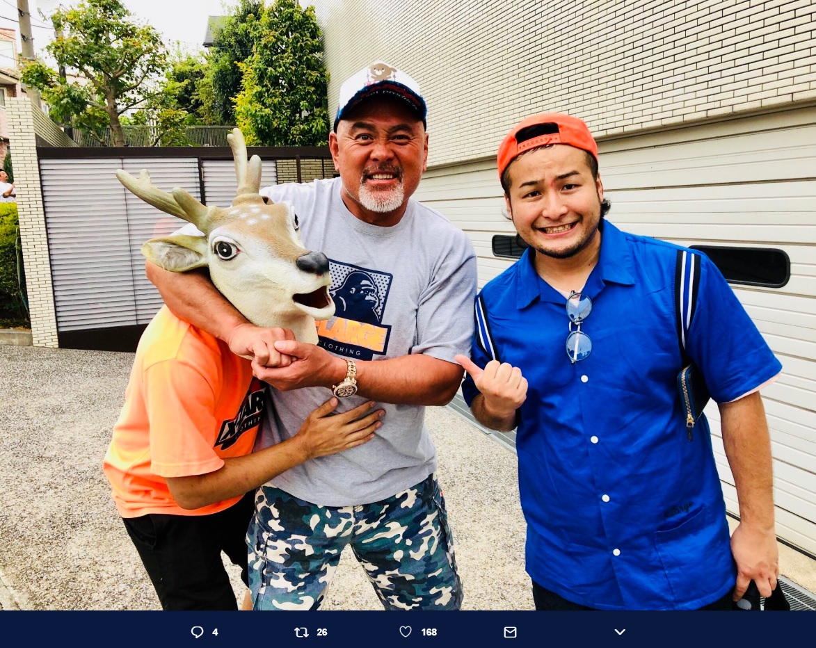 武藤敬司とバンビーノ（画像は『バンビーノ石山　2018年8月21日付Twitter「昨日は香川でのトークショーの後、BBQでした！」』のスクリーンショット）