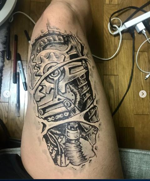 ジェラードン西本が描いた体の中の歯車（画像は『ジェラードン にしもと　2018年8月10日付Instagram「仕事無いしヒマだからふとももに落書きしたら消すのもったいなくなっちまったよ」』のスクリーンショット）