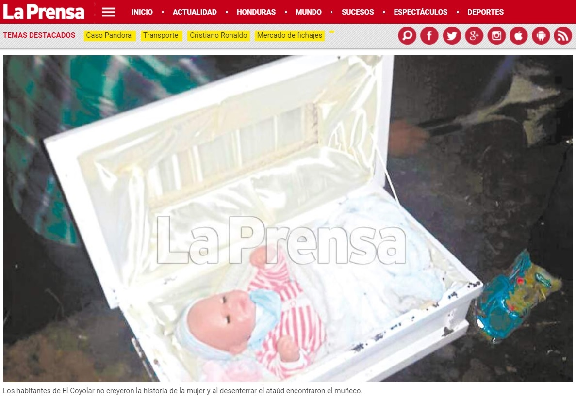 妊娠を偽り死産を装った女が墓に埋めた人形（画像は『LA PRENSA　2018年7月30日付「Hondureña finge embarazo, muerte del “bebé” y entierra un muñeco」』のスクリーンショット）
