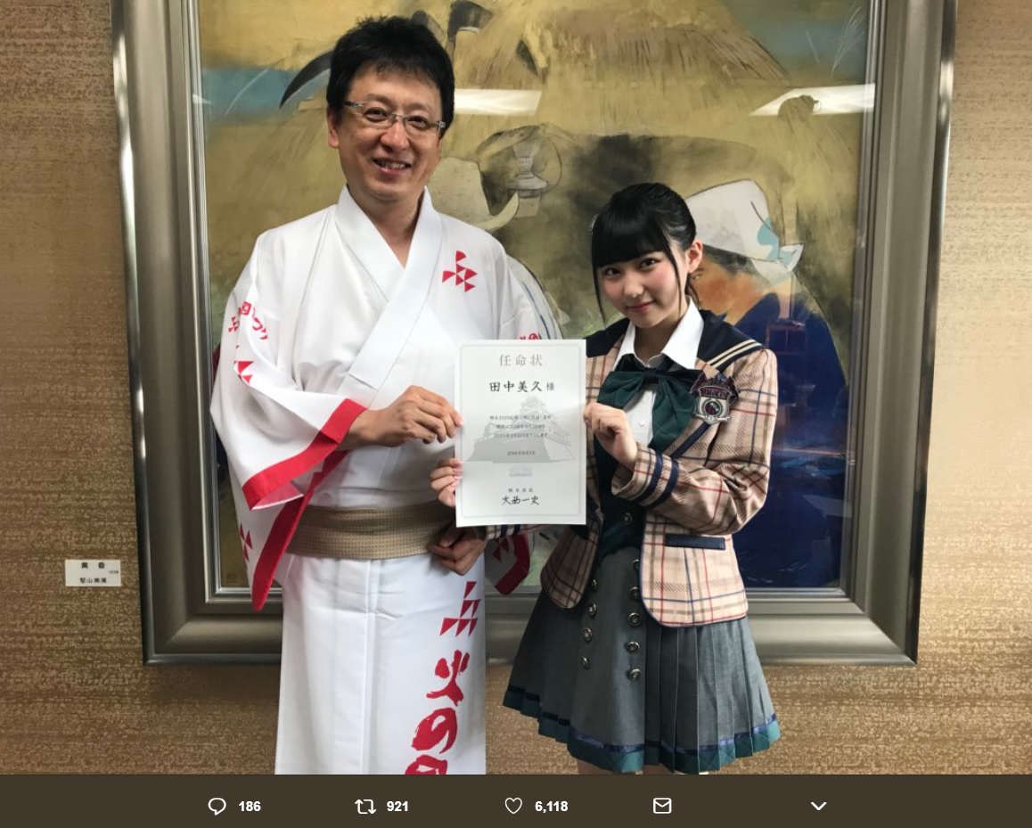 大西一史熊本市長と田中美久（画像は『田中美久　2018年8月3日付Twitter「地元熊本でいろんなお仕事」』のスクリーンショット）