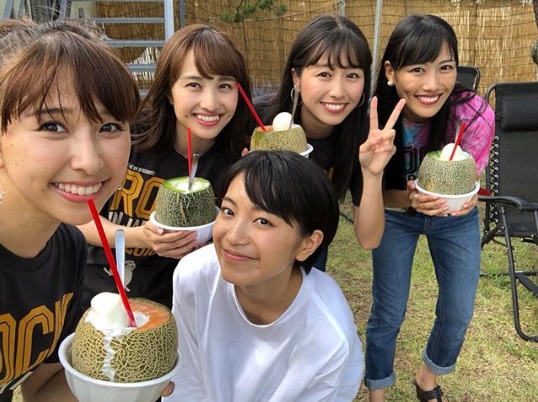 ももクロの4人と髪を切ったmiwa（画像は『玉井詩織 ももいろクローバーZ　2018年8月11日付Instagram「miwaちゃんと」』のスクリーンショット）