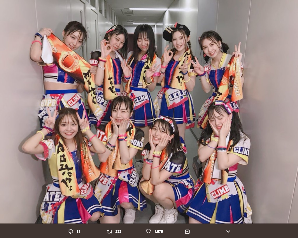 雨のステージを終えたSKE48の6期生（画像は『鎌田菜月　2018年8月8日付Twitter「＃いきなり6期生ゼロポジライブ 悪天候の中駆けつけてくださったSKE48ファンの皆さん スタッフさん方の熱い優しさ 同期だけでありながら、私たちだけでは立てなかったステージです」』のスクリーンショット）