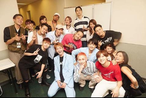 SHINeeとパフォーマンスチーム：前列右が仲宗根梨乃（画像は『Rino Nakasone 仲宗根梨乃　2018年8月2日付Instagram「7. 26. 2018. One LOvE. SHINee.」』のスクリーンショット）