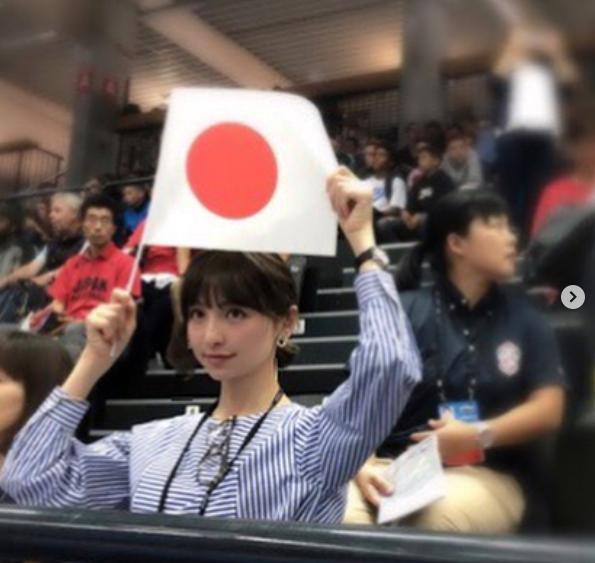 ドイツの会場で応援する篠田麻里子（画像は『shinodamariko　2018年8月18日付Instagram「ドイツ気候が涼しくて快適です」』のスクリーンショット）