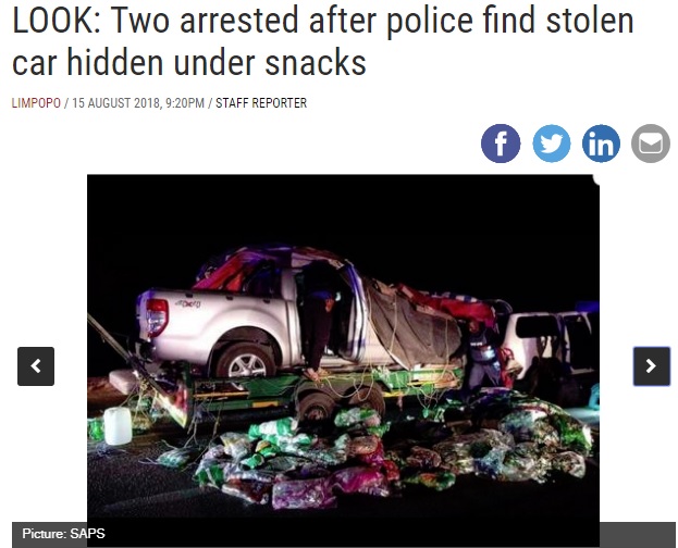 シートをめくると大量のスナック菓子が！（画像は『IOL News　2018年8月15日付「LOOK: Two arrested after police find stolen car hidden under snacks」（Picture：SAPS）』のスクリーンショット）