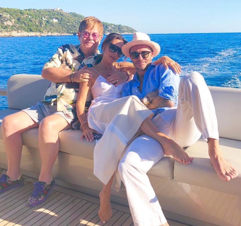 デヴィッドは気づいてない!?（画像は『Victoria Beckham　2018年8月29日付Instagram「We love you ＠eltonjohn ＠davidfurnish X kisses x」』のスクリーンショット）