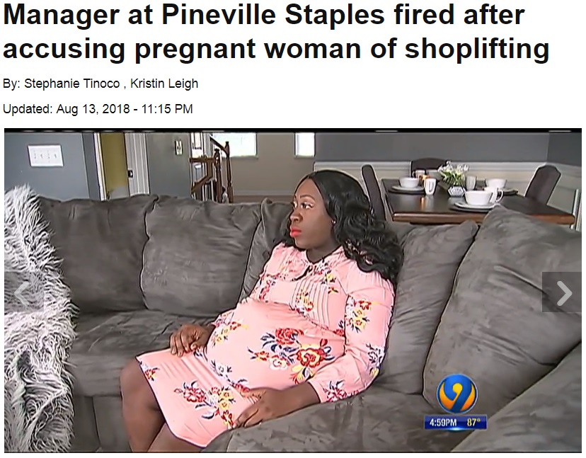 万引きを疑われてしまった妊婦が怒りを露わに（画像は『WSOC-TV　2018年8月13日付「Manager at Pineville Staples fired after accusing pregnant woman of shoplifting」』のスクリーンショット）