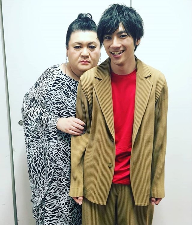 小さく見えるマツコと山田裕貴（画像は『山田裕貴　2018年9月19日付Instagram「さて今日はこのあと念願の夢の『ホンマでっか!?TV』に出演させて頂きます」』のスクリーンショット）