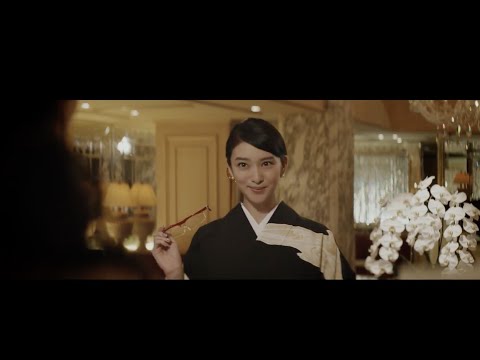 クラブのママを演じる武井咲（画像は『公式チャンネルハズキルーペ　2018年9月19日公開 YouTube「【ハズキルーペ 公式CM】武井咲さん・小泉孝太郎さん・舘ひろしさん 編」』のサムネイル）