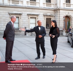 【イタすぎるセレブ達】メーガン妃“英王室の伝統”に新風か　初の単独公務で自ら車の扉を閉めた姿に賛否両論