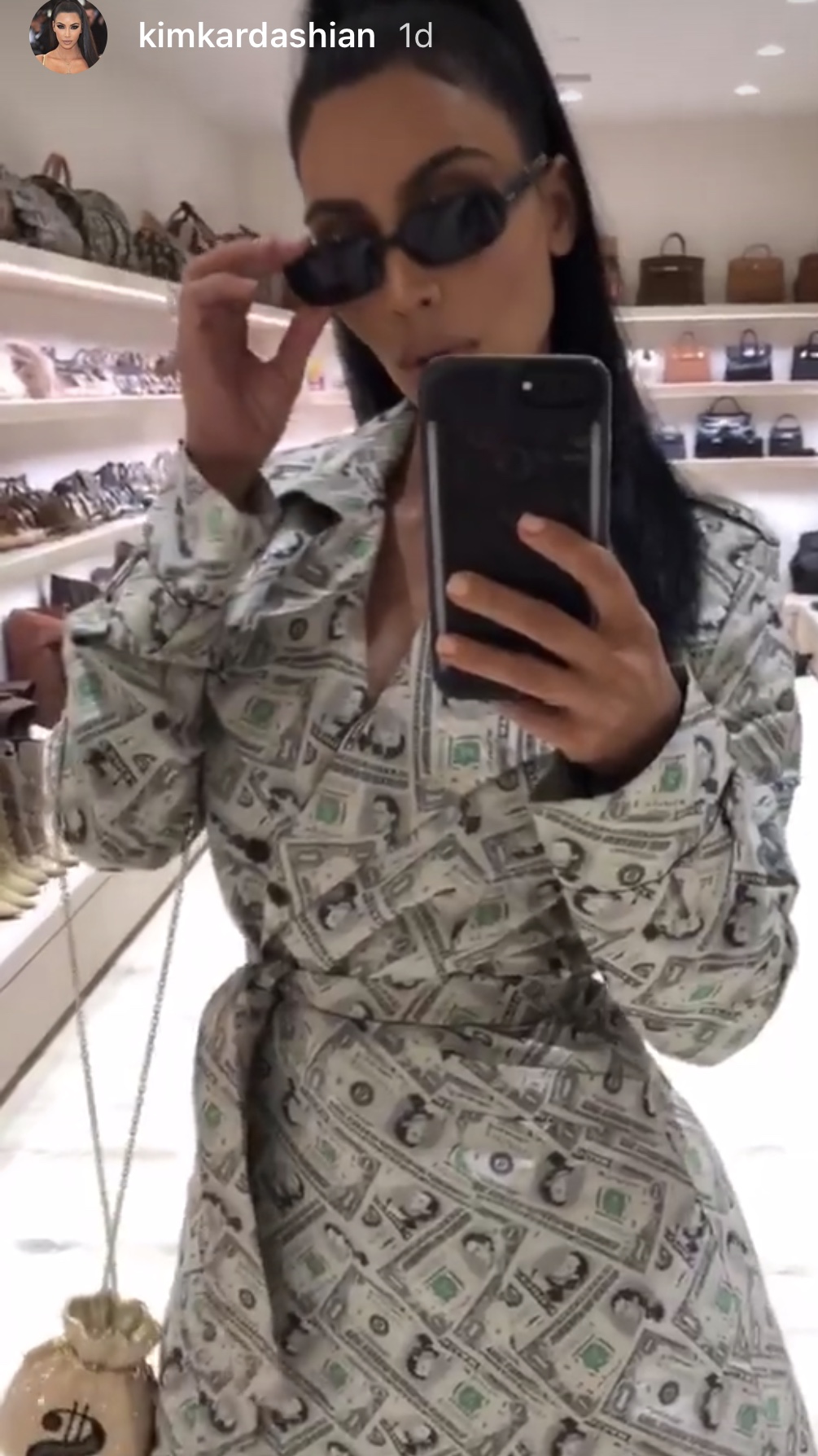 “ドル札柄”のトレンチコートを纏うキム（画像は『Kim Kardashian West　2018年9月27日付Instagram』のスクリーンショット）