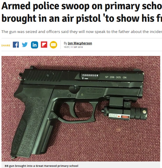 父親にもらったエアガンを8歳男児が学校へ持参（画像は『Manchester Evening News　2018年9月11日付「Armed police swoop on primary school after boy, 8, brought in an air pistol ‘to show his friends’」』のスクリーンショット）