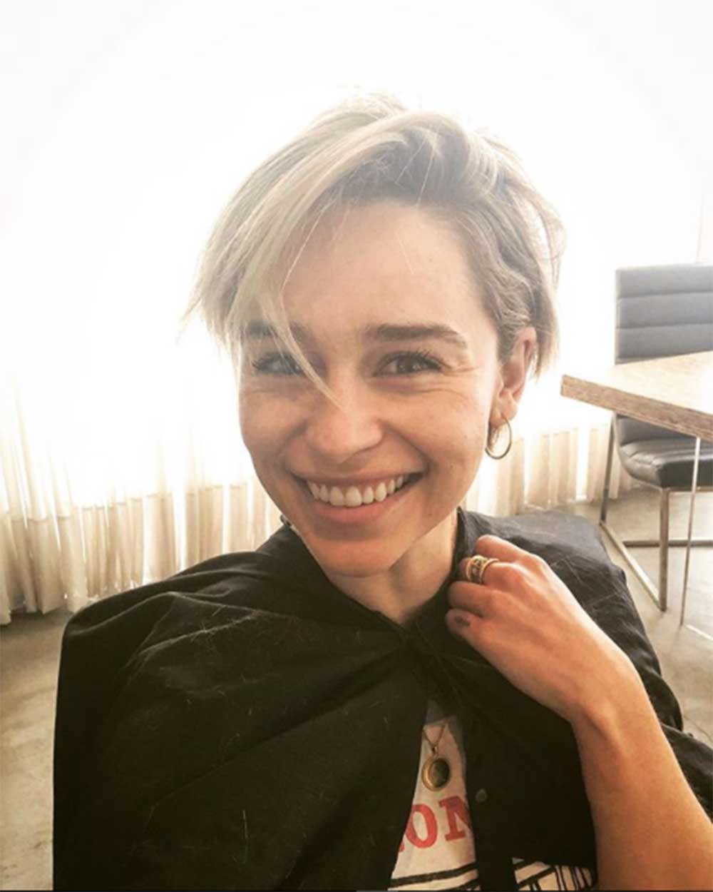 ベリーショートにしたエミリア・クラーク（画像は『emilia_clarke　2018年9月27日付Instagram「Me: I’m thinking when Gwyneth and Brad had the same hair cut.」』のスクリーンショット）