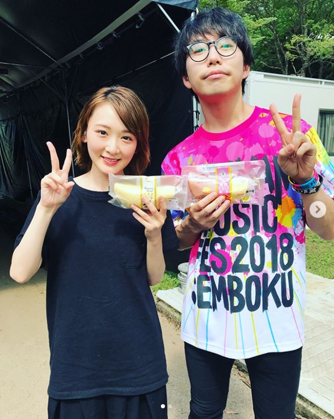 “バナナボート”を手にした生駒里奈と高橋優（画像は『生駒里奈　2018年9月2日付Instagram「今日は高橋優さん主催の秋田 CARAVAN MUSIC FES 2018にシークレットで開会式で高橋さんと歌ってきました」』のスクリーンショット）