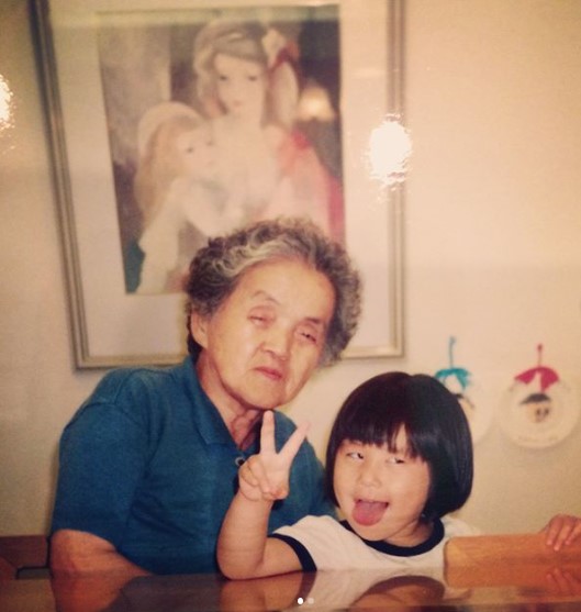 幼少期のIMALU、祖母の江すてるさんと（画像は『IMALU / LULU X　2018年9月11日付Instagram「大好きな祖母が亡くなりました。」』のスクリーンショット）