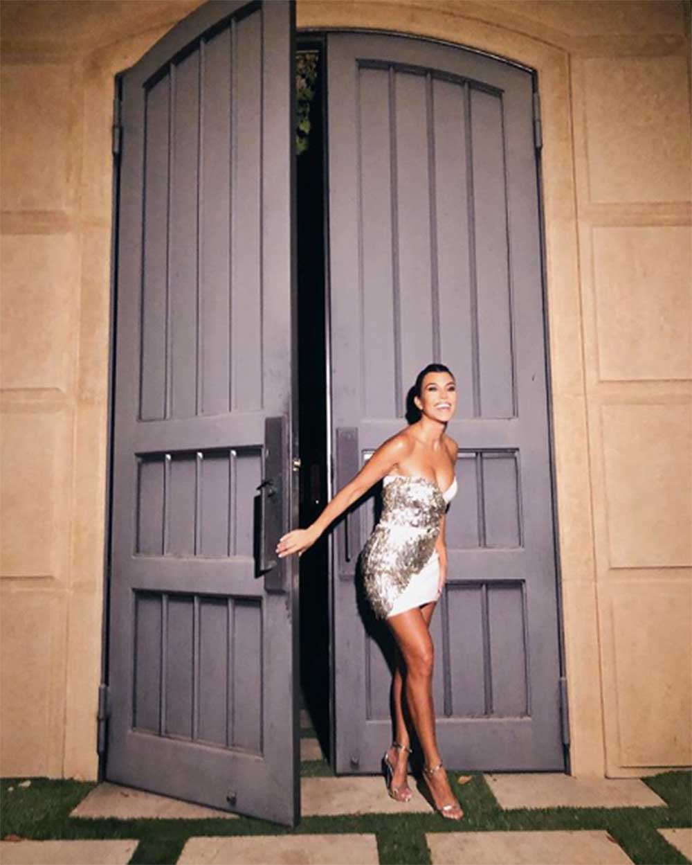 キラキラのミニドレスで決めたコートニー（画像は『Kourtney Kardashian　2018年9月15日付Instagram「shut it」』のスクリーンショット）