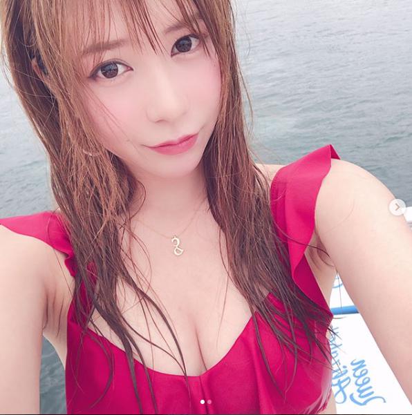 河西智美の水着ショットに「とりあえず拝みました」の声も（画像は『tomomi kasai　2018年9月22日付Instagram「すごい詐欺な自撮りが撮れた」』のスクリーンショット）