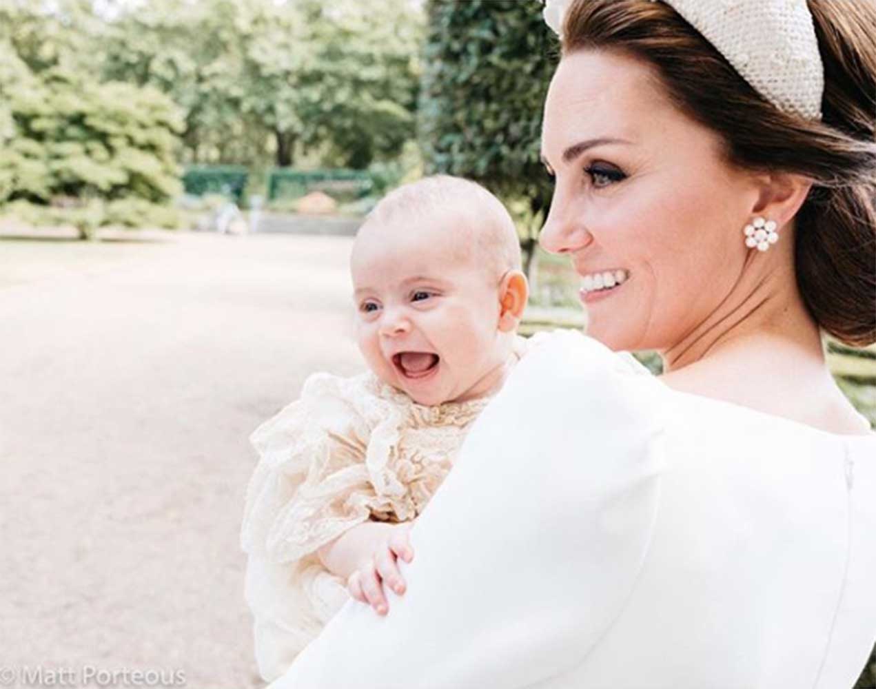 ルイ王子洗礼式でのキャサリン妃（画像は『Kensington Palace　2018年7月16日付Instagram「The Duke and Duchess of Cambridge have released an additional photograph taken following the christening of Prince Louis.」（＠mattporteous）』のスクリーンショット）
