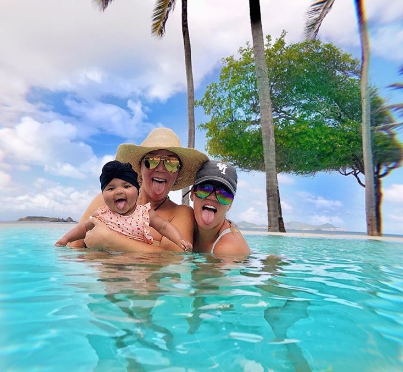 クロエ、娘トゥルーちゃんや母クリスと一緒に（画像は『Khloé　2018年9月6日付Instagram「Trying to do our best Cardi B」』のスクリーンショット）
