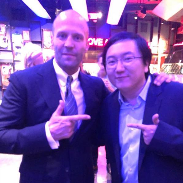 ジェイソン・ステイサムとマシ・オカ（画像は『Masi Oka　2018年8月8日付Instagram「Celebration last night with the man of the hour. ＠jasonstatham」』のスクリーンショット）